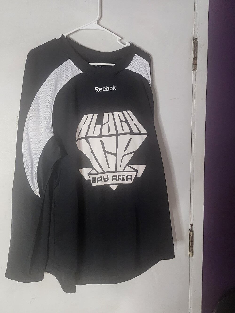 Reebok Black & White Graphic Crew Athletic Top - Picture 1 of 7
